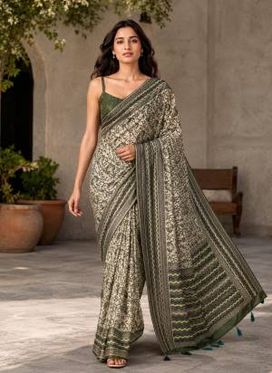 Looking These Party Wear Saree in Fine Colored Pair With Blouse.These Saree and Blouse Are Fabricated On Chanderi Linen.Its Beautified With Designer Digital Printed.