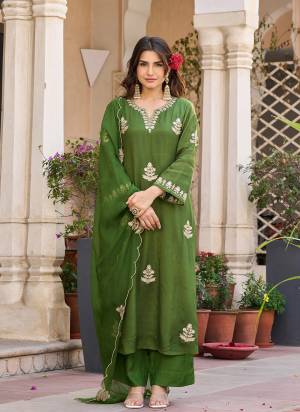 Garb These Suit in Fine Colored Pair With Bottom And Dupatta.These Top Are Viscose Chanderi And Bottom Are Fabricated On Viscose Chanderi Pair With Organza Dupatta.Its Beautified With Designer Embroidery Work.