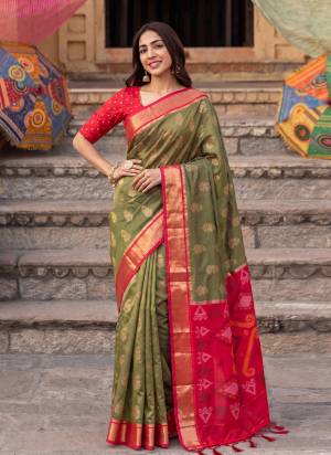 Attractive These Fastive And Party Wear Saree in Fine Colored.These Saree And Blouse is Fabricated On Soft Silk.Its Beautified With Woven Jacquard Designer.