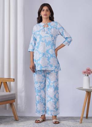 Looking These Beautiful Looking Readymade Co Ord Top And Bottom.These Top And Bottom is Fabricated On Rayon Blend.Its Beautified With Designer Printed.