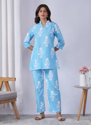 Looking These Beautiful Looking Readymade Co Ord Top And Bottom.These Top And Bottom is Fabricated On Rayon Blend.Its Beautified With Designer Printed.