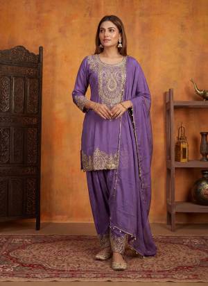 Attrective Looking These Party Wear Readymade Suit in Fine Colored Pair With Bottom And Dupatta.These Top And Dupatta Are Fabricated On Simmer Tissue Pair With Simmer Tissue Bottom.Its Beautified With Designer Jari Embroidery Work.
