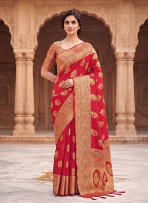 Garb These Fastival And Party Wear Saree in Fine Colored.These Saree And Blouse is Fabricated On Heavy Viscose Silk.Its Beautified With Heavy Weaving Jari Designer.