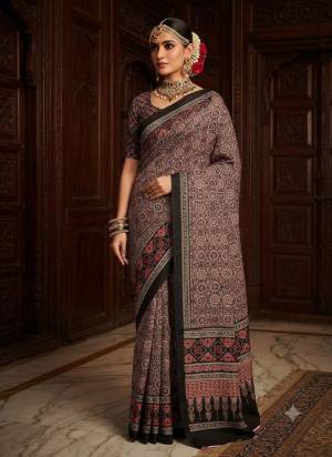 Attractive These Fastive And Party Wear Saree in Fine Colored.These Saree And Blouse is Fabricated On Crepe Silk.Its Beautified With Designer Digital Printed.