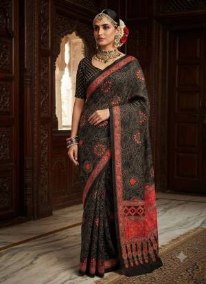 Attractive These Fastive And Party Wear Saree in Fine Colored.These Saree And Blouse is Fabricated On Crepe Silk.Its Beautified With Designer Digital Printed.