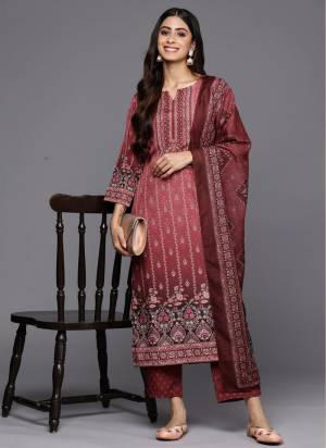 Looking These Suit in Fine Colored Pair With Bottom And Dupatta.These Top Are Cottn And Bottom Are Fabricated On Cotton Pair With Cotton Dupatta.Its Beautified With Designer Printed.