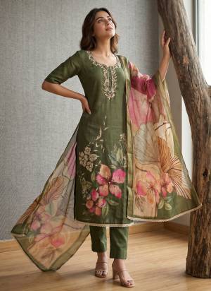 Garb These Suit in Fine Colored Pair With Bottom And Dupatta.These Top Are Cotton Linen Simmer And Dupatta Are Fabricated On Cotton Linen Simmer Pair With Rayon Bottom.Its Beautified With Designer Printed, Hand Work.