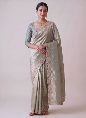 Attrective These Party Wear Saree in Fine Colored.These Saree Are Banarasi Silk And Blouse is Banarasi Silk Fabricated.Its Beautified With Woven Lahariya Designer With Hand Work.