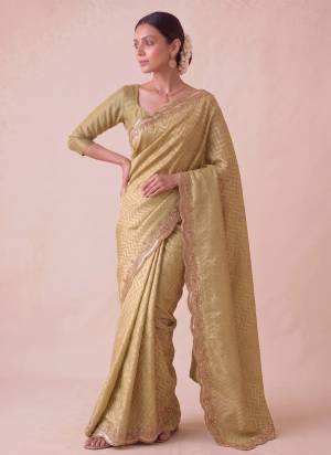 Attrective These Party Wear Saree in Fine Colored.These Saree Are Banarasi Silk And Blouse is Banarasi Silk Fabricated.Its Beautified With Woven Lahariya Designer With Hand Work.