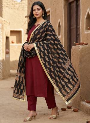Grab These Beautiful Colored Ethnic Dupatta.This Dupatta is Fabricated On Beautiful Cotton Fabric . It Is Beautified With Beautiful Designer Ajarkh Dabbu Printed,Gold Patta Lace.