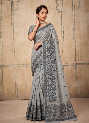 Attrective These Fastive And Party Wear Saree in Fine Colored.These Saree And Blouse is Fabricated On Cotton.Its Beautified With Weaving Thread Designer.