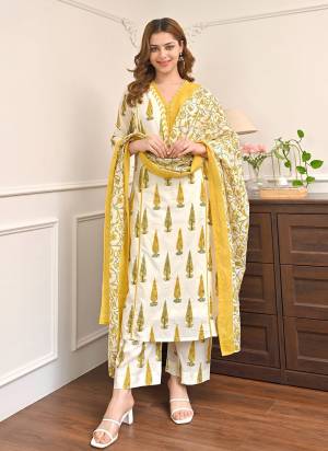 Garb These Suit in Fine Colored Pair With Bottom And Dupatta.These Top Are Cotton And Bottom Are Fabricated On Cotton Pair With Cotton Dupatta.Its Beautified With Designer Printed.