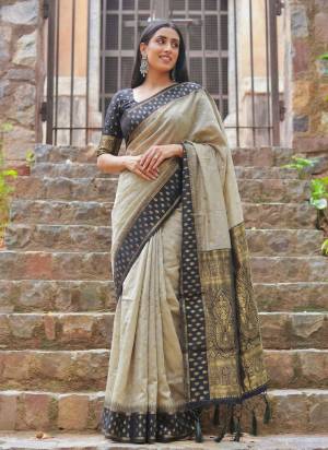 Attractive These Fastive And Party Wear Saree in Fine Colored.These Saree And Blouse is Fabricated On Cotton.Its Beautified With Weaving Jacquard Designer.