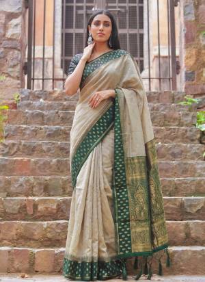 Attractive These Fastive And Party Wear Saree in Fine Colored.These Saree And Blouse is Fabricated On Cotton.Its Beautified With Weaving Jacquard Designer.