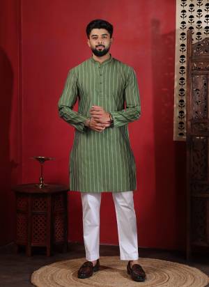 For A festive And Party Wear,Looking These Readymade Kurta With Payjama in Fine Colored.These Kurta is Fabricated On Cotton And Art Silk Bottom With Woven Designer.Buy Now.