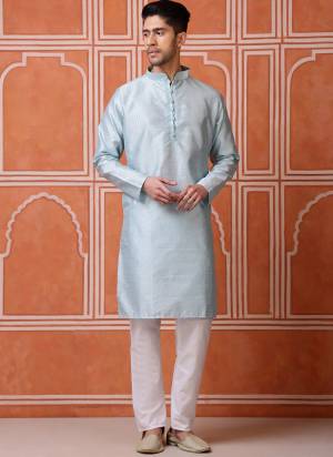 For A festive And Party Wear,Looking These Readymade Kurta With Payjama in Fine Colored.These Kurta is Fabricated On Silk Blend And Art Silk Bottom With Woven Jari Designer.Buy Now.