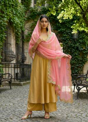 Looking These Beautiful Colored Ethnic Dupatta.This Dupatta is Fabricated On Beautiful Organza Fabric . It Is Beautified With Beautiful Designer Sequance Embroidery Work Lace Border.