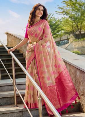 Garb These Fastive And Party Wear Saree in Fine Colored.These Saree And Blouse is Fabricated On Linen Cotton.Its Beautified With Weaving Designer.