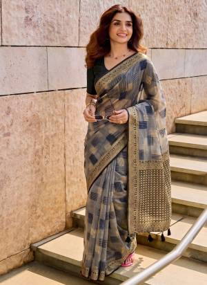Garb These Fastive And Party Wear Saree in Fine Colored.These Saree And Blouse is Fabricated On Linen Cotton.Its Beautified With Weaving Designer.