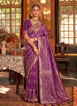 Garb These Fastive And Party Wear Saree in Fine Colored.These Saree And Blouse is Fabricated On Silk.Its Beautified With Weaving Jari Designer.