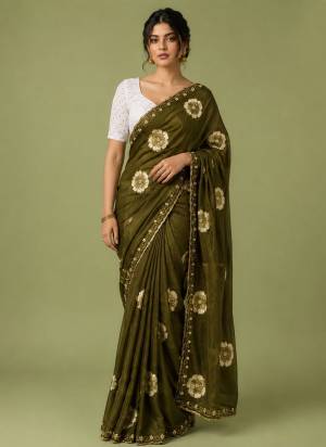 Garb These Party Wear Saree in Fine Colored.These Saree Are Chiffon And Blouse is Silk Blend Fabricated.Its Beautified With Floral Printed With Embroidery Work Lace Border And Blouse Designer.