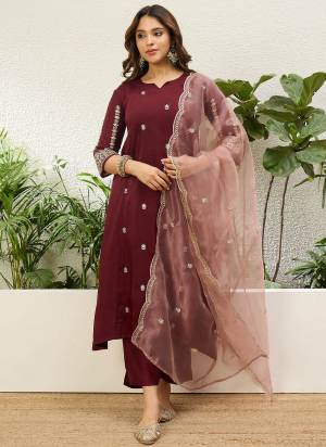 Garb These Beautiful Readymade Suits With Dupatta.These Suit is Fabricated On Top Are Chinon And Bottom Are Chinon And Organza Dupatta .Its Beautified With Designer Embroidery Work.