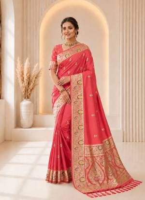 Garb These Party Wear Saree in Fine Colored.These Saree Are Banarasi Silk And Blouse is Fabricated On Banarasi Silk.Its Beautified With Weaving Jacquard Designer.