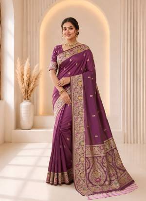 Garb These Party Wear Saree in Fine Colored.These Saree Are Banarasi Silk And Blouse is Fabricated On Banarasi Silk.Its Beautified With Weaving Jacquard Designer.