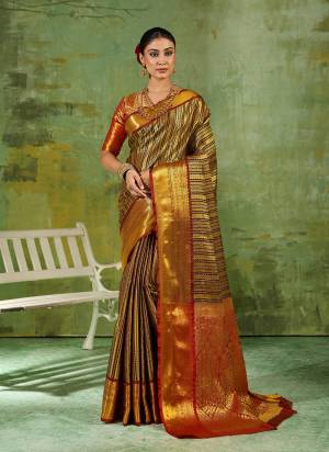 Garb These Fastive And Party Wear Saree in Fine Colored.These Saree And Blouse is Fabricated On Kanjivaram Silk.Its Beautified With Weaving Jari Designer.