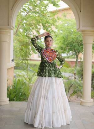 Garb These Navratri Wear Lehenga Choli in Fine Colored. These Lehenga Are Kora Cotton And Blouse Are Faux Georgette Fabricated. It is Beautified With Designer Bandhani Printed With Kutchi Gamthi Patch Work.