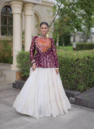 Garb These Navratri Wear Lehenga Choli in Fine Colored. These Lehenga Are Kora Cotton And Blouse Are Faux Georgette Fabricated. It is Beautified With Designer Bandhani Printed With Kutchi Gamthi Patch Work.