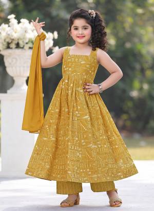 Garb These Beautiful Looking Readymade Kids Anarkali Suits.These Top Are Muslin And Bottom is Fabricated On Muslin And Georgette Dupatta.Its Beautified With Designer Digital Printed.