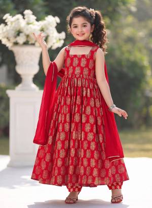 Garb These Beautiful Looking Readymade Kids Anarkali Suits.These Top Are Muslin And Bottom is Fabricated On Muslin And Georgette Dupatta.Its Beautified With Designer Digital Printed.