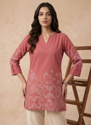 Looking These Beautiful Looking Readymade Short Tunic Top.These Top is Fabricated On Linen Cotton.Its Beautified With Designer Printed.