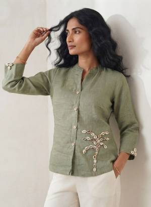 Looking These Beautiful Looking Readymade Short Tunic Top.These Top is Fabricated On Linen Cotton.Its Beautified With Designer Kodi Work.