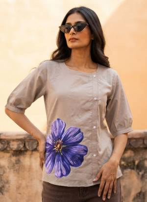 Looking These Beautiful Looking Readymade Short Tunic Top.These Top is Fabricated On Cotton Slub.Its Beautified With Designer Flower Printed.