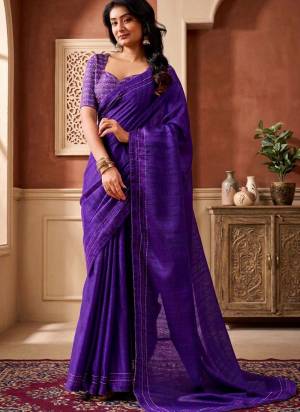 Garb These Party Wear Saree in Fine Colored.These Saree Are Tissue And Blouse is Tissue Fabricated.Its Beautified With Woven Solid Designer.