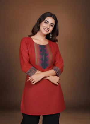 Looking These Beautiful Looking Readymade Short Tunic Top.These Top is Fabricated On Cotton.Its Beautified With Designer Lace Work.
