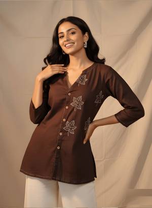 Looking These Beautiful Looking Readymade Short Tunic Top.These Top is Fabricated On Cotton.Its Beautified With Designer Embroidery Work.