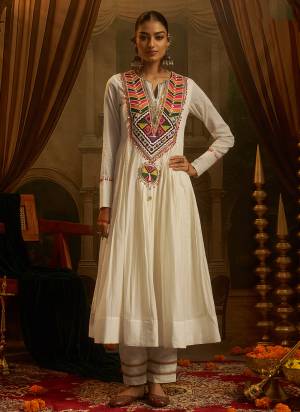 Attrective These Beautiful Looking Navratri Party Wear Readymade Top Bottom Dress.These Top And Bottom Are Mul Cotton Fabricated.Its Beautified With Disigner Thread,Mirror,Artifcial Shells Work.