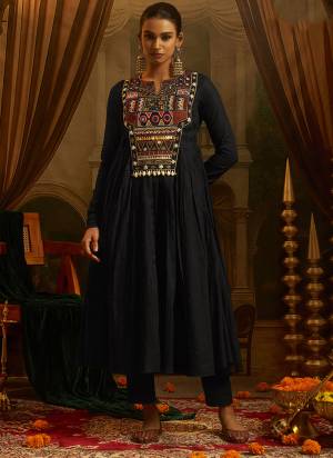 Attrective These Beautiful Looking Navratri Party Wear Readymade Top Bottom Dress.These Top And Bottom Are Mul Cotton Fabricated.Its Beautified With Disigner Thread,Mirror,Artifcial Shells Work.