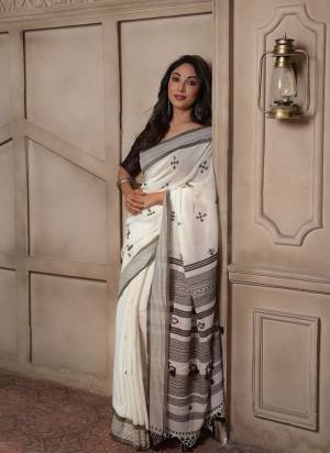 Looking These Party Wear Saree in Fine Colored.These Saree is Fabricated On Linen Cotton Pair With Linen Cotton Blouse.Its Beautified Designer Printed.