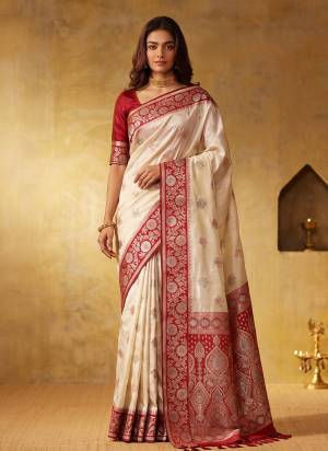 Looking These Fastive And Party Wear Saree in Fine Colored.These Saree And Blouse is Fabricated On Silk Blend.Its Beautified With Weaving Jari Designer.