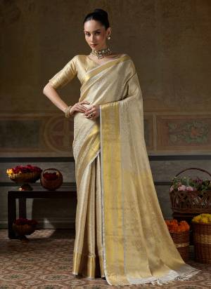 Garb These Fastive And Party Wear Saree in Fine Colored.These Saree And Blouse is Fabricated On Kanchivaram Silk.Its Beautified With Weaving Jari Designer.