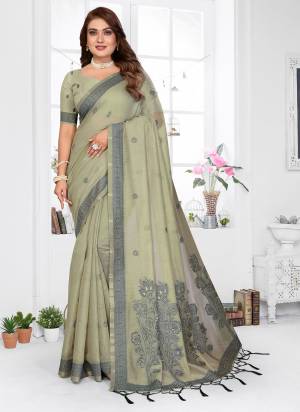 Garb These Festive Party Wear Saree in Fine Colored.These Saree And Blouse is Fabricated On Spun Cotton.Its Beautified With Weaving Jacquard Designer.