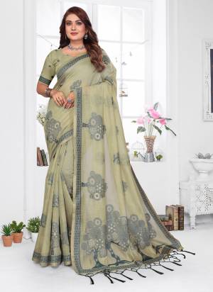Attractive These Festive Party Wear Saree in Fine Colored.These Saree And Blouse is Fabricated On Spun Cotton.Its Beautified With Weaving Jacquard Designer.