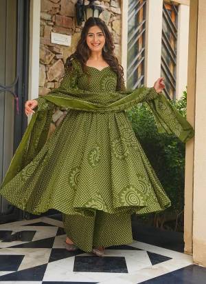 Garb These Beautiful Looking Readymade Anarkali Suits.These Top Are Cambric Cotton And Bottom is Fabricated On Cambric Cotton And Cotton Dupatta.Its Beautified With Designer Digital Printed.