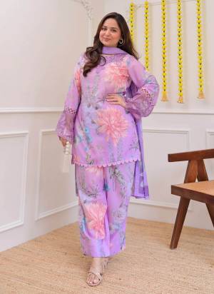 Looking These Suit in Fine Colored Pair With Bottom And Dupatta.These Top Are Georgette And Bottom Are Fabricated On Georgette Pair With Georgette Dupatta.Its Beautified With Designer Printed With Embroidery Work.