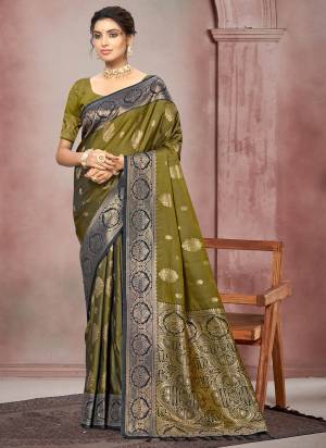 Garb These Fastive And Party Wear Saree in Fine Colored.These Saree And Blouse is Fabricated On Soft Silk.Its Beautified With Woven Jacquard Designer.