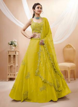 For A Designer Look,Grab These Lehenga Choli in Fine Colored.These Lehenga And Blouse Are Fabricated On Georgette Pair With Dupatta Are Georgette.Its Beautified With Sequance,Jari,Dori Embroidery Work.